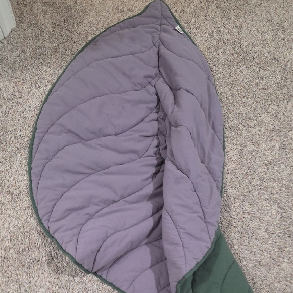 Green Leaf-Shaped Rug - Picture 4 of 5